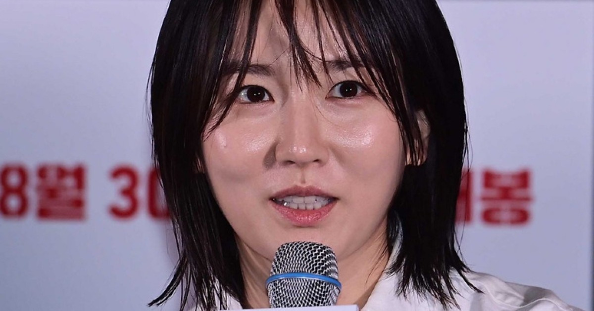 지삼 감독, 떨리는 인사 [포토]