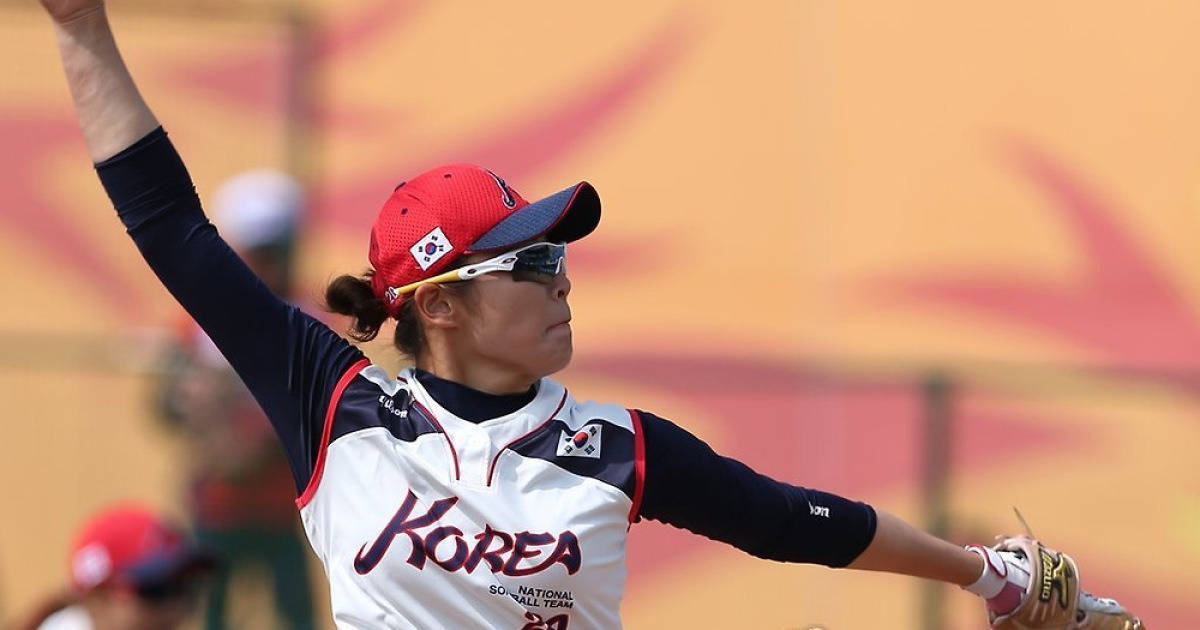 Infielder Kim Hye-Seong of Kiwoom Heroes catches the ball in the