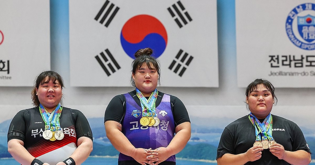 시상대 오른 역도 메달리스트들