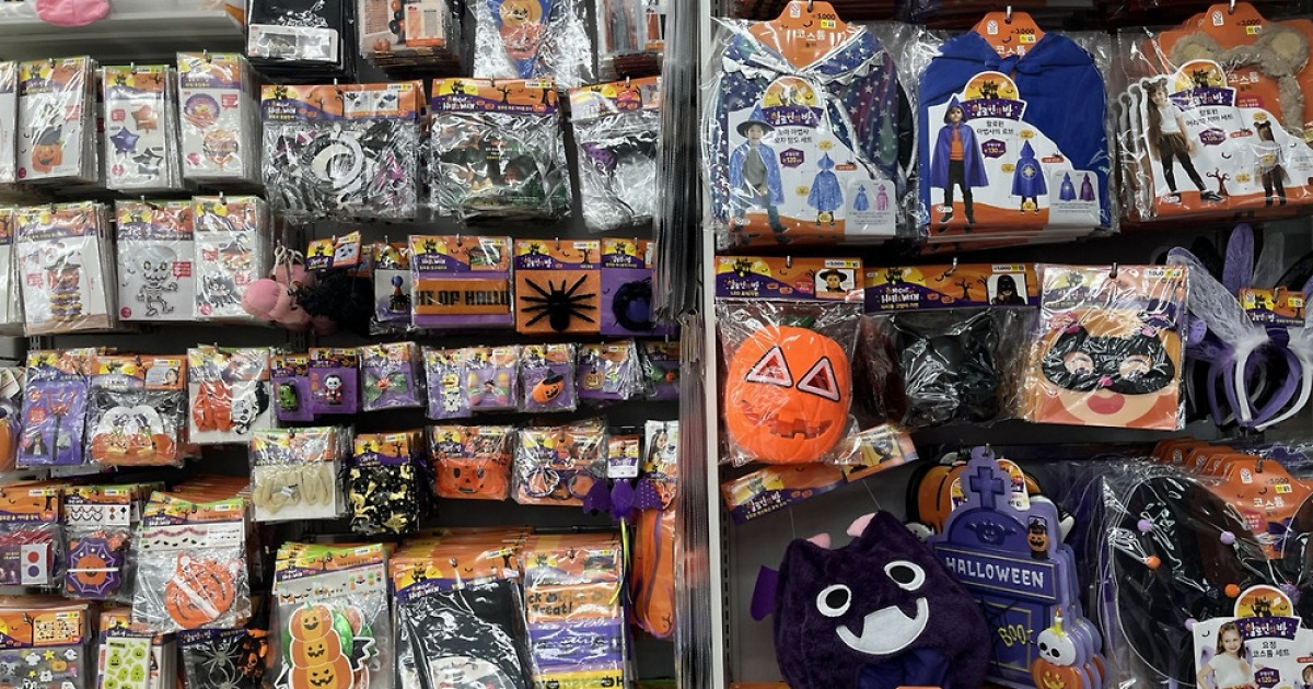 Retailers skip Halloween promotions this year(00)