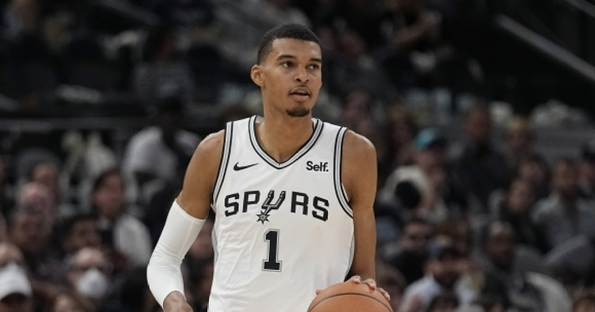 신인류 웸반야마, NBA 데뷔전에서 돈치치에 한 수 배워…4쿼터에만 9점, 인상적인 활약에도 패배 쓴맛