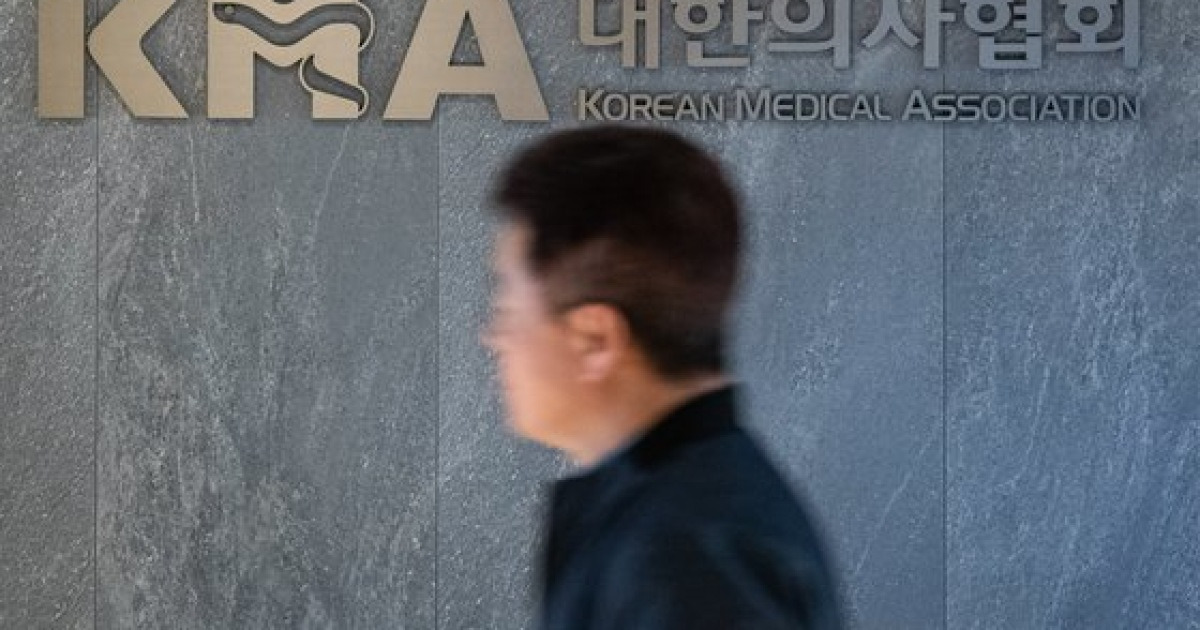 한국 의사, 월급쟁이보다 최대 7배 번다…OECD 압도적 ‘1위’