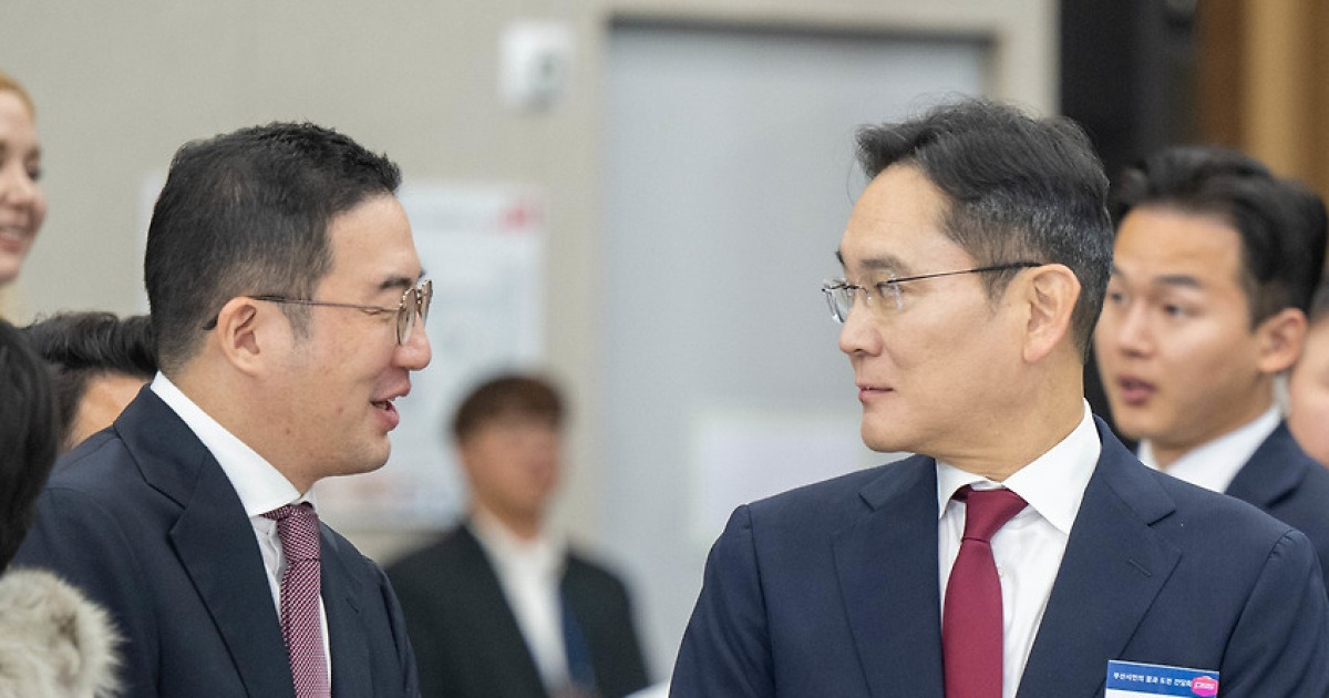 대화하는 구광모 LG그룹 회장과 이재용 삼성전자 회장