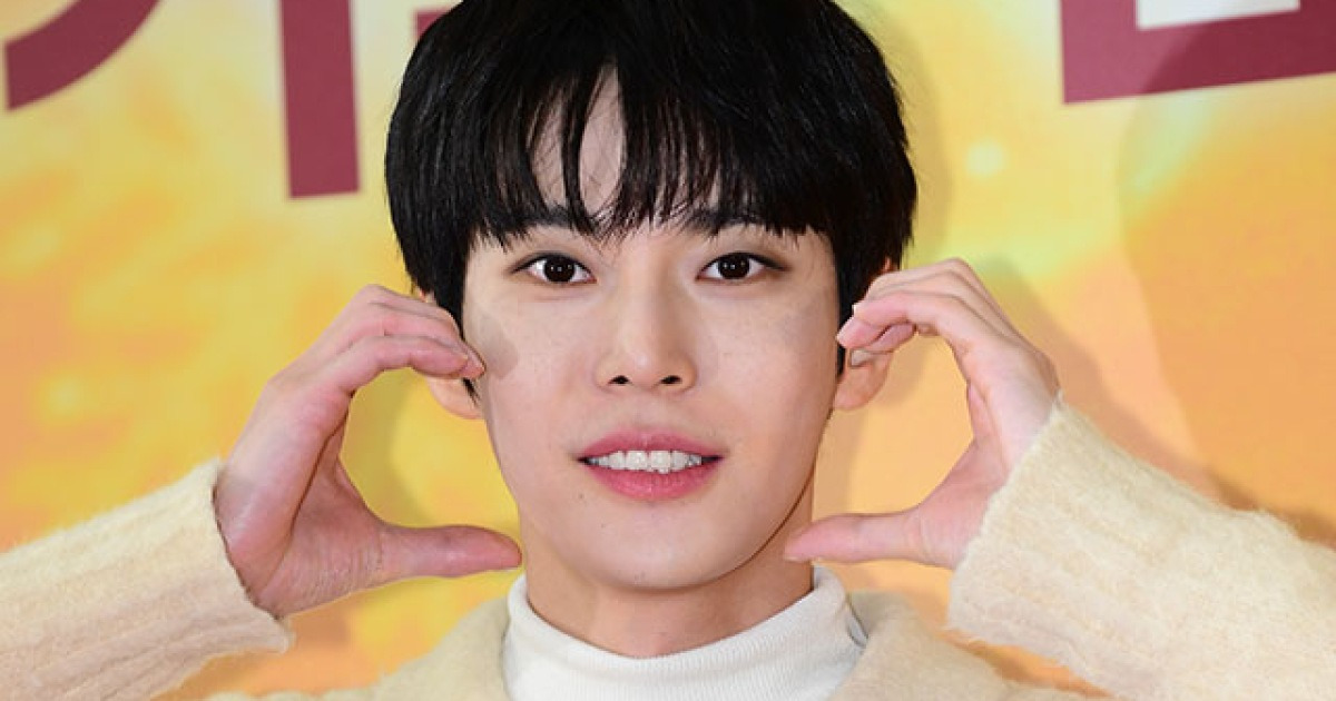 NCT 도영 ‘양 볼하트, 귀엽죠?’