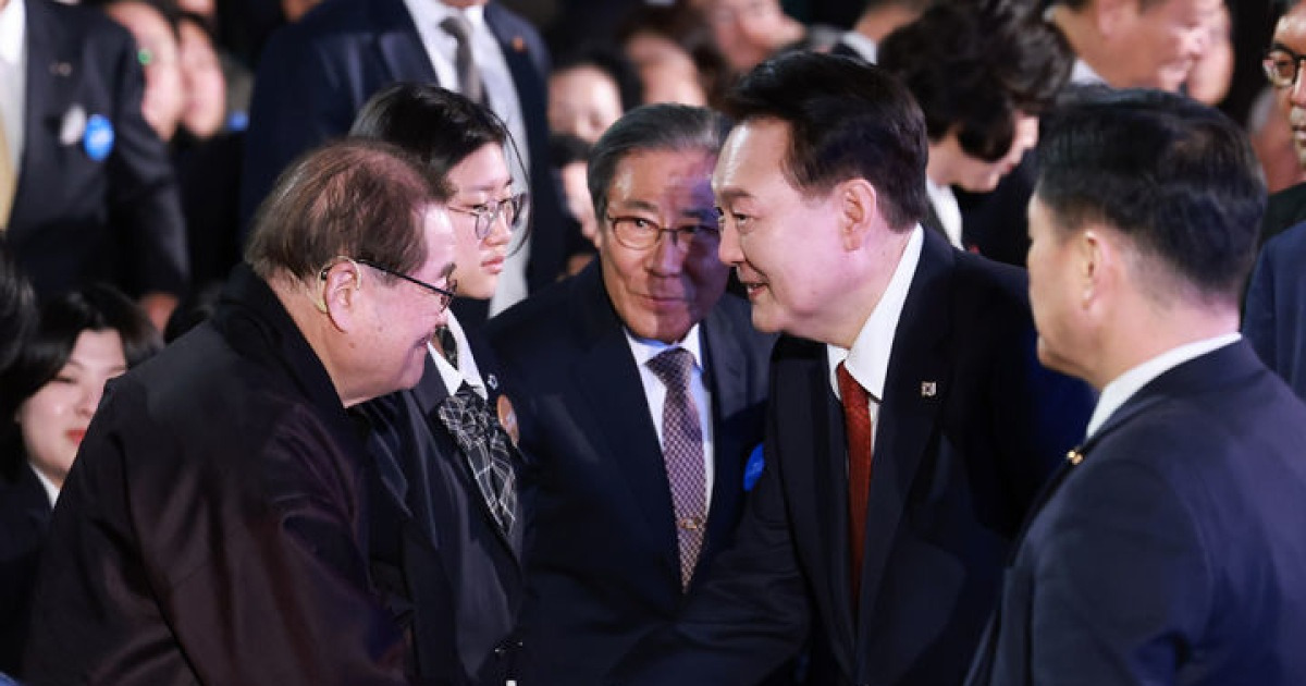 이종찬 광복회장과 인사하는 윤 대통령