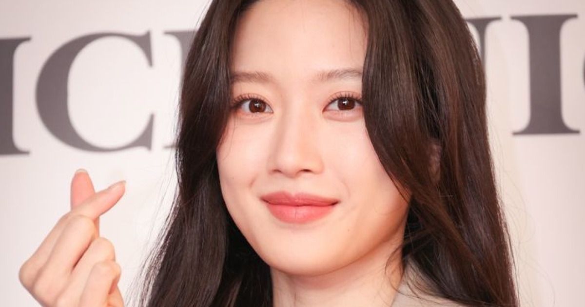 문가영, 살며시 지은 미소