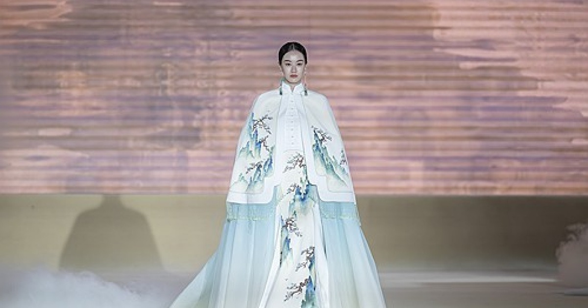CHINA-BEIJING-FASHION WEEK-AW2024-OPENING (CN)