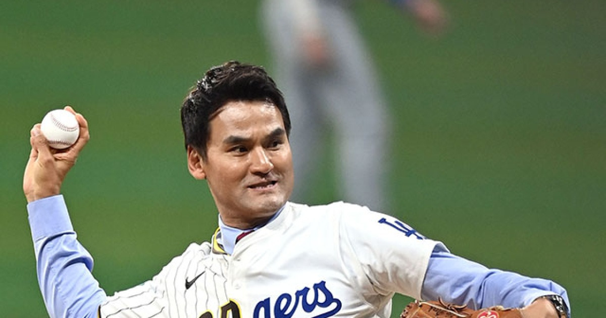 박찬호 ‘샌디에이고-다저스 반반 유니폼 입고 MLB 서울시리즈 시구’ [MK포토]