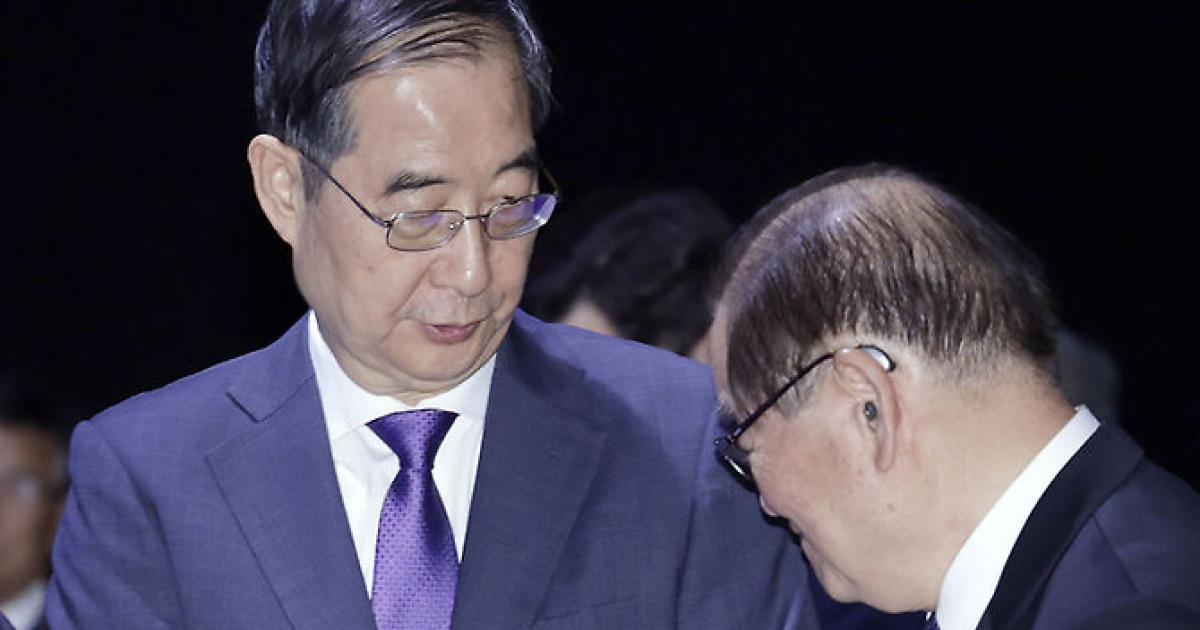 이종찬 광복회장과 인사하는 한덕수 총리