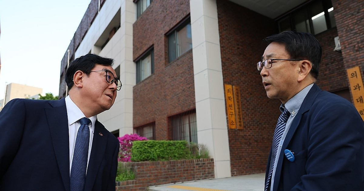 의대 교수협의회장과 인사하는 충북대 총장