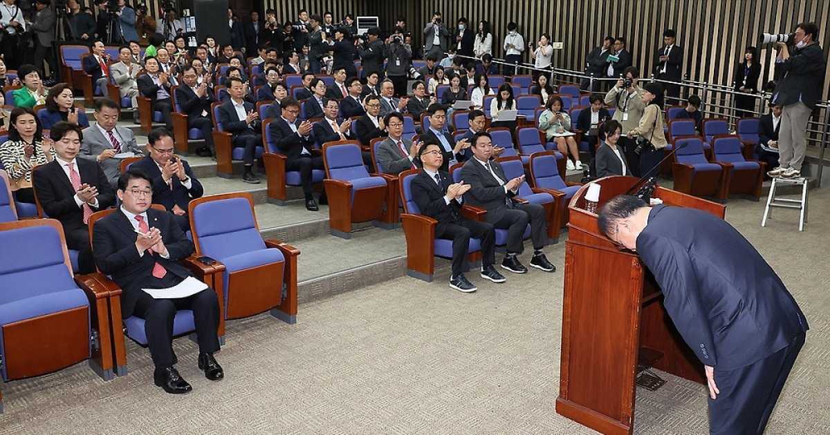인사하는 윤재옥 당 대표 권한대행
