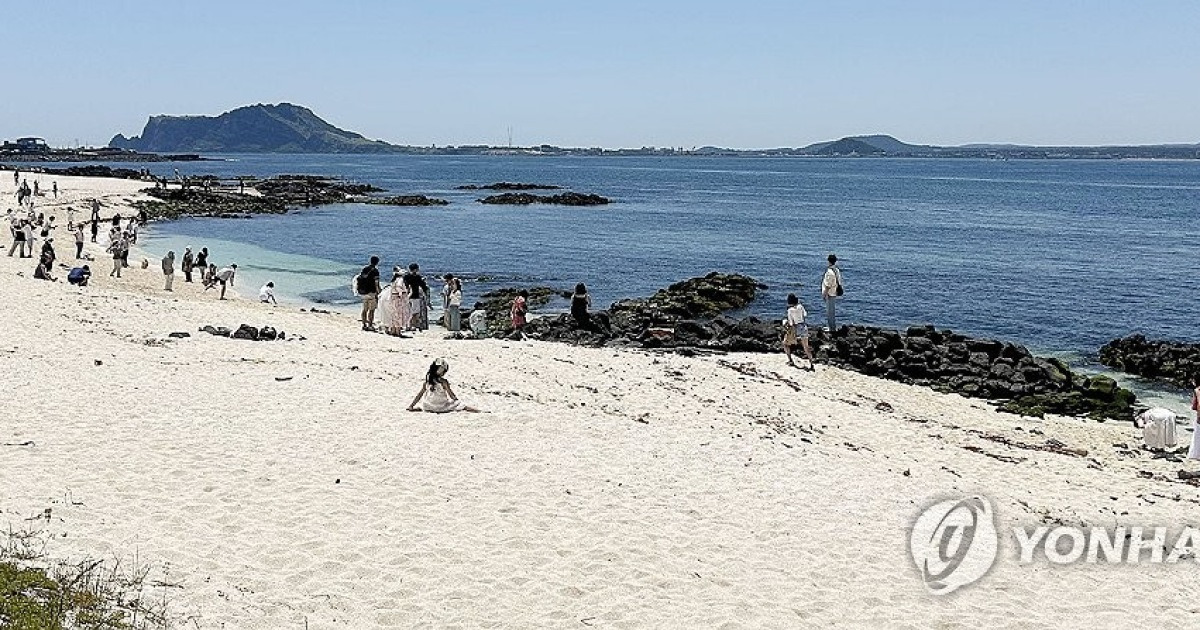 제주 우도 바다 즐기는 관광객