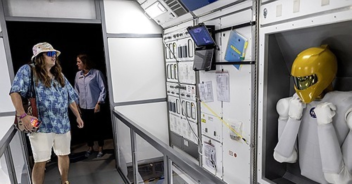 USA SPACE PROGRAMS EXHIBITION