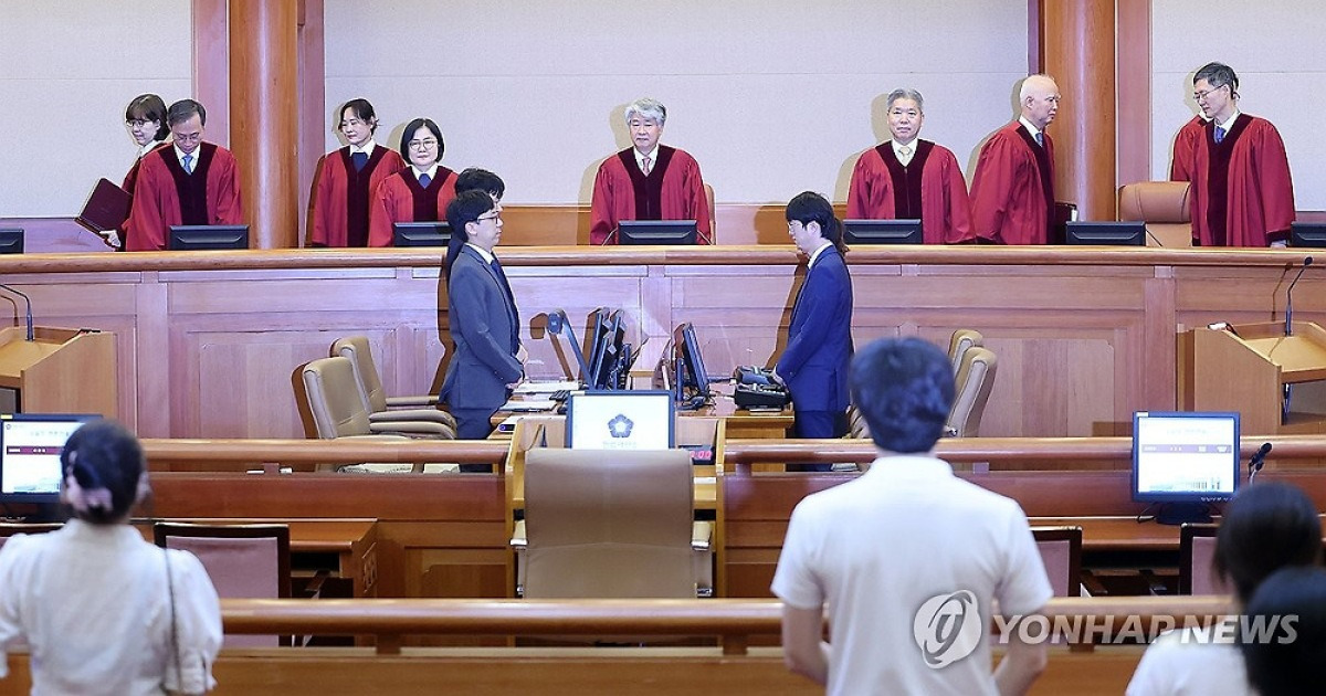 입장하는 헌법재판소장과 재판관들