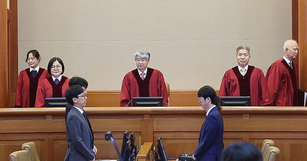 입장하는 헌법재판소장과 재판관들