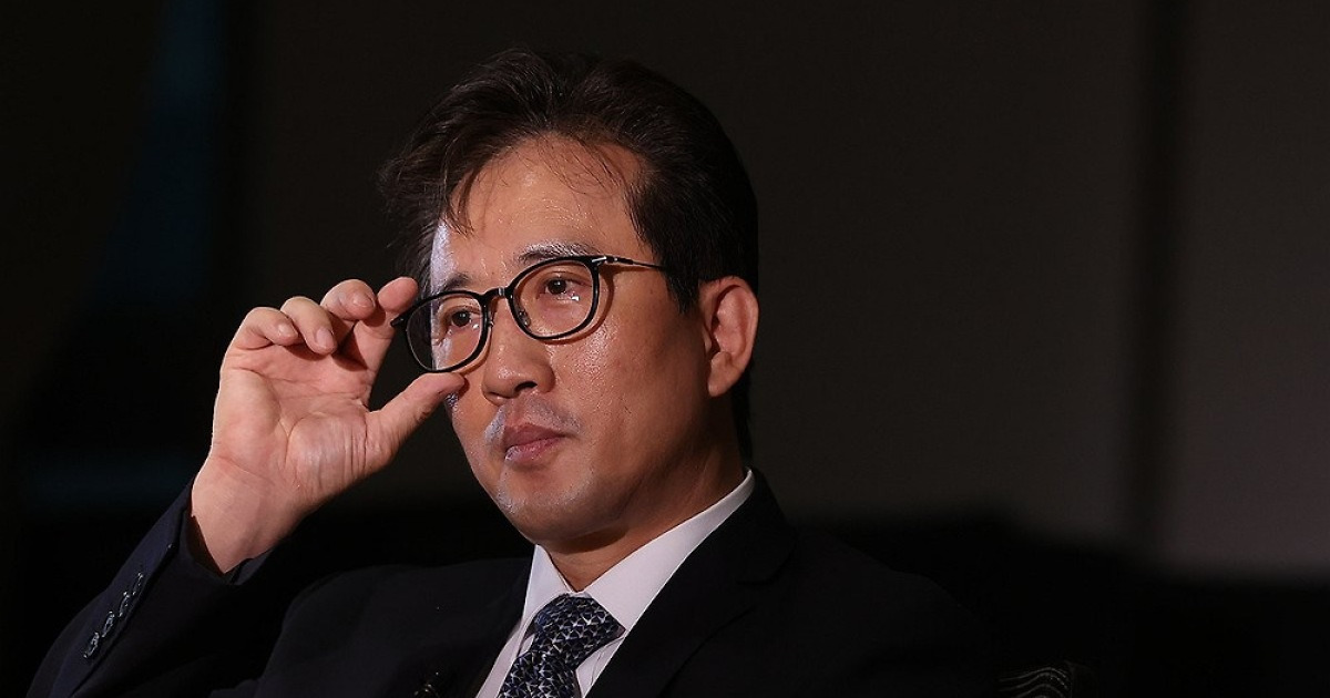 안경 고쳐쓰는 리일규 전 참사