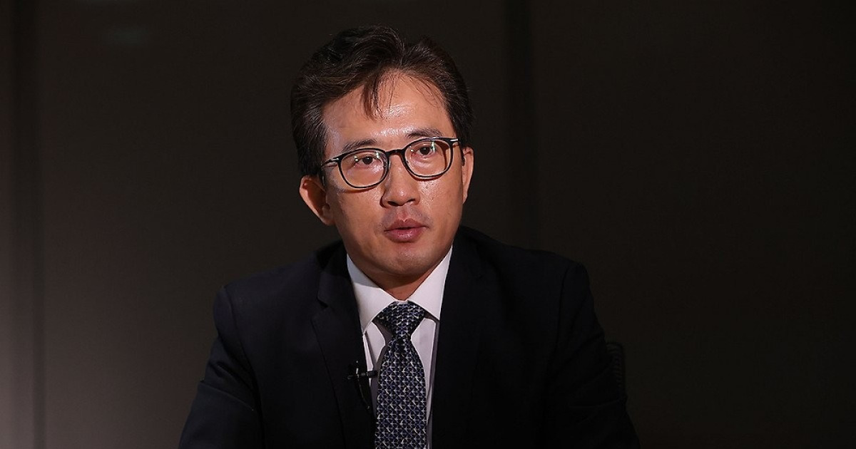 인터뷰하는 리일규 전 정무참사