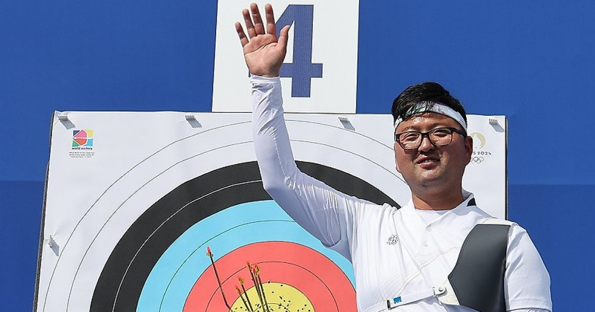 과녁 앞에서 기념사진 찍는 김우진