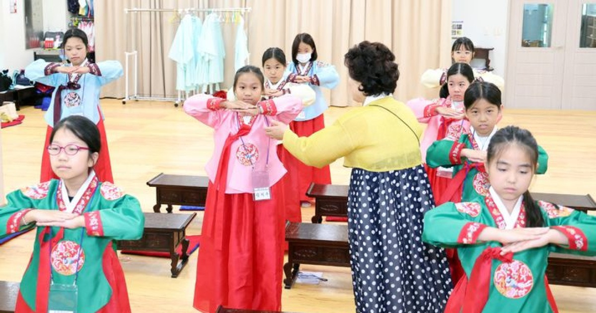 큰절 배우는 초등생들