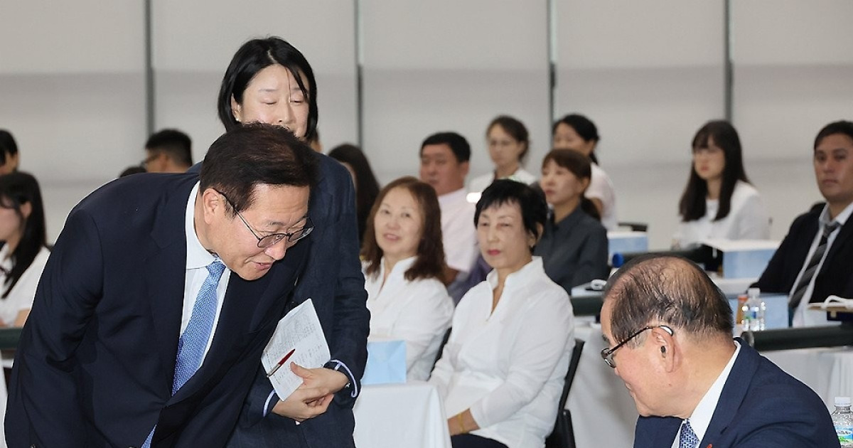 이종찬 광복회장에게 인사하는 박성제 법무부 장관