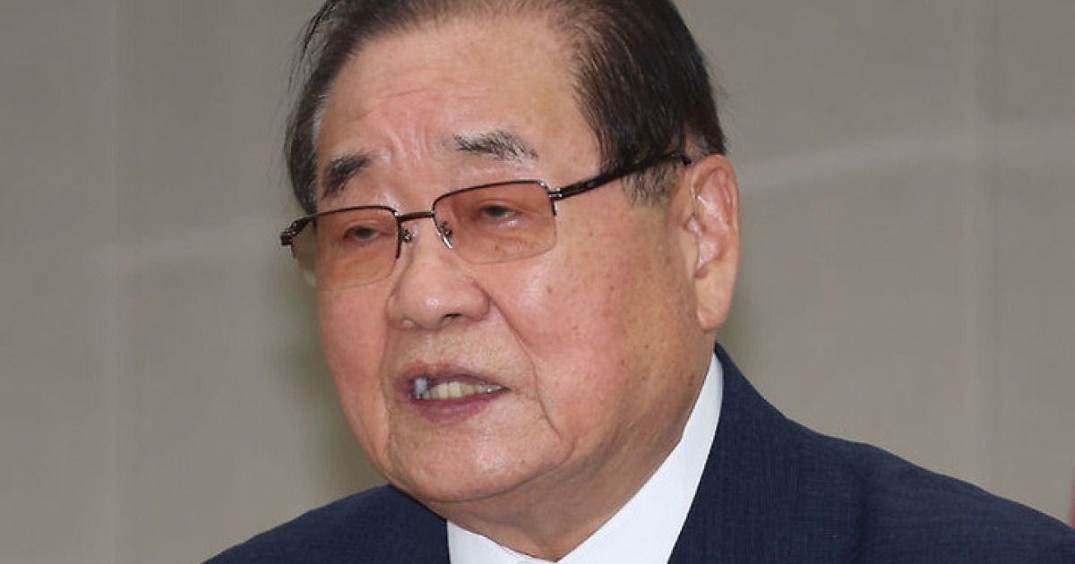 독립기념관장 관련 기자들 질문에 답하는 이종찬 광복회장
