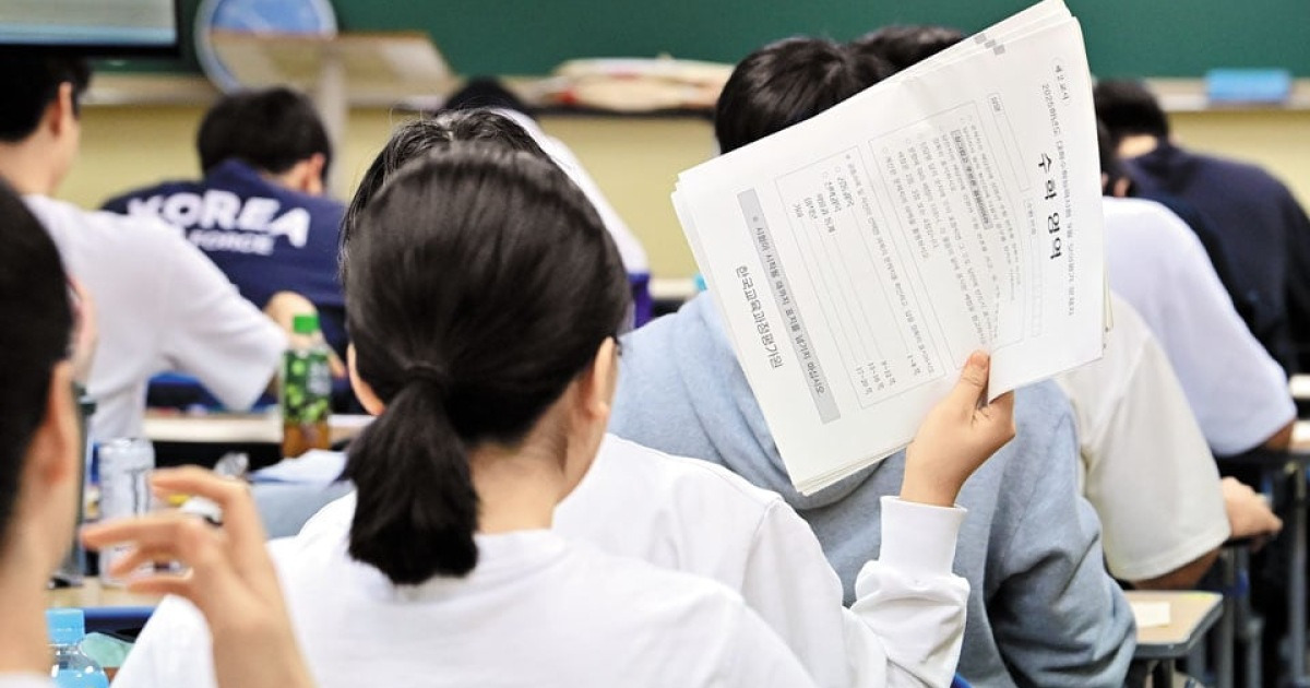 S. Korean parents take CSAT to benefit their children’s score