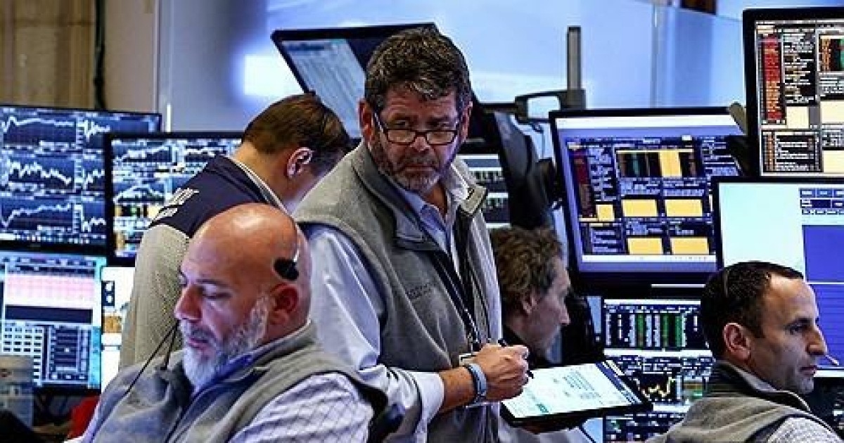 The New York stock market plunges on the first trading day of the fourth quarter due to a series of bad news.