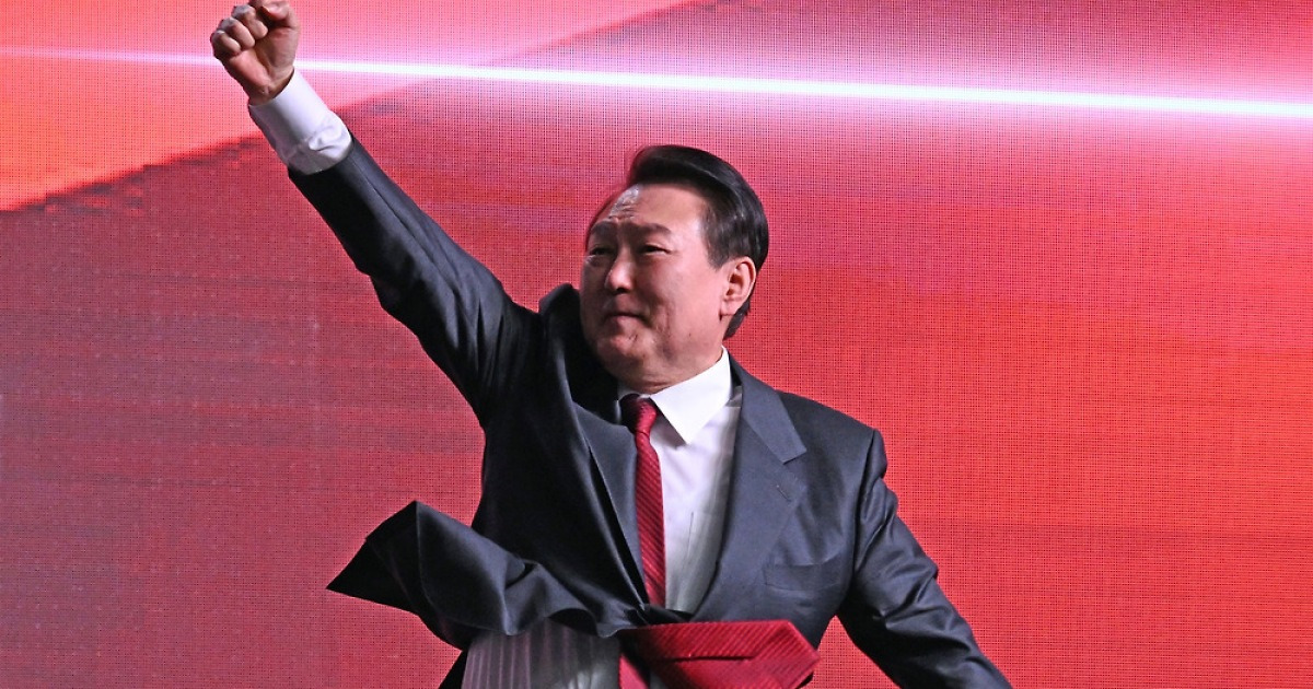 尹大統領を揶揄する文言がトレンド入り…一方で長官はお世辞
