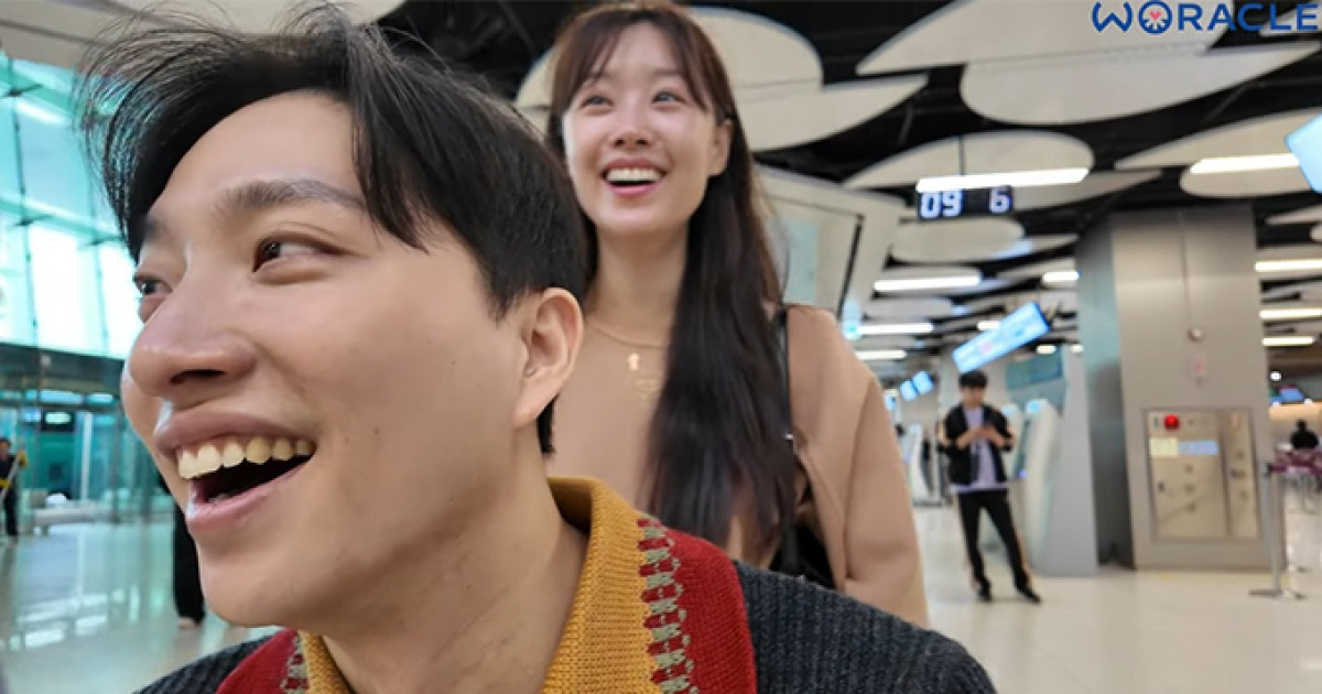 신혼여행을 떠나는 박위 송지은 부부의 공항 사진