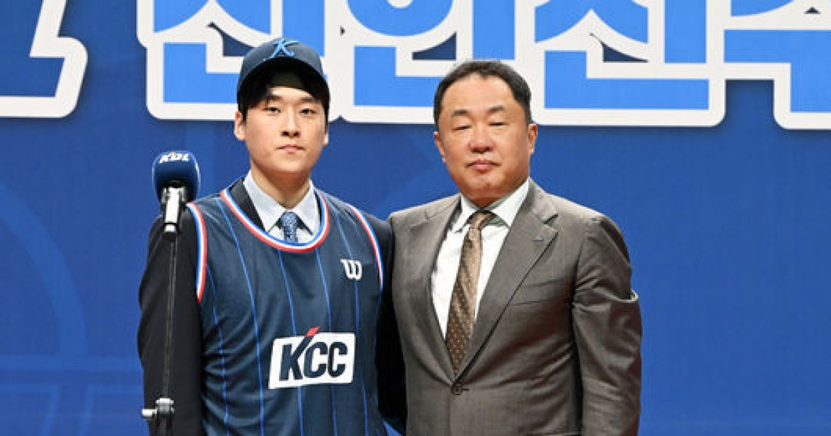 성관관대 조혁재, KCC 전창진 감독과 함께 [사진]