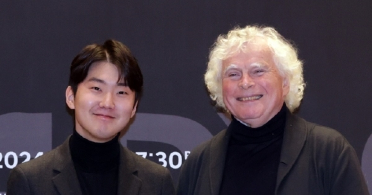 Rattle: “Cho Seong-jin is allergic to praise, but he still praises me” Jo Seong-jin “Maybe it’s difficult because the maestro is great.”