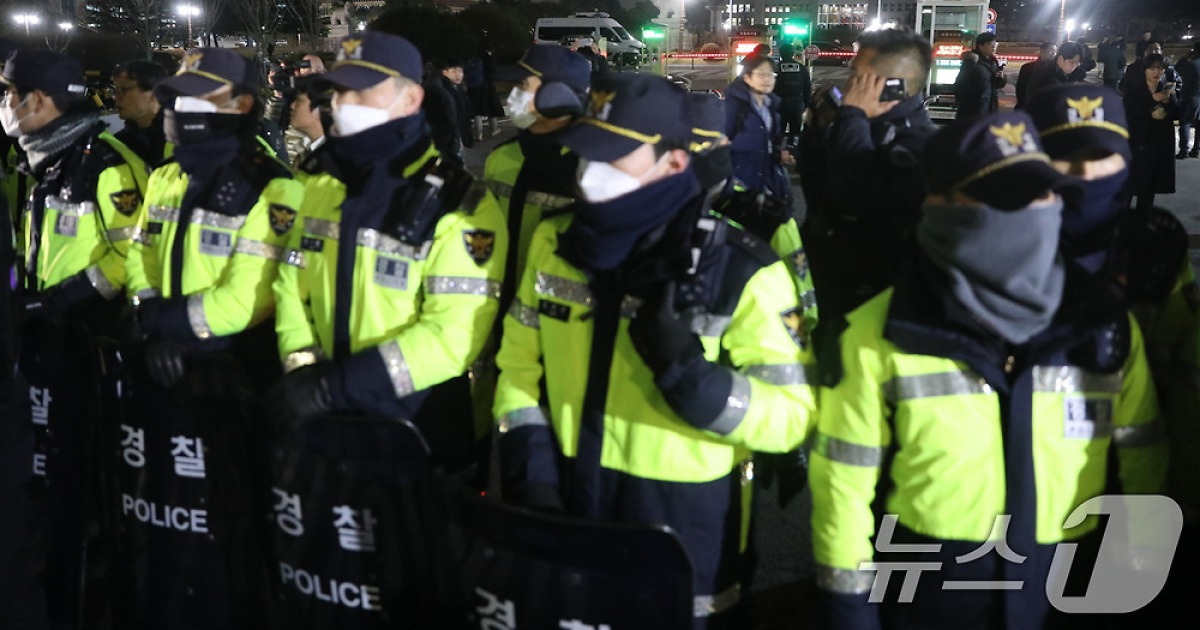 '尹 계엄군'이 국회 폐쇄 직전, 우 의장 도착했다…긴박했던 150분