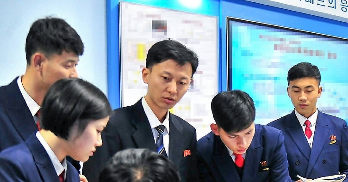 '실험학습 탐구'에 열중하는 북한 김책공업종합대학 학생들