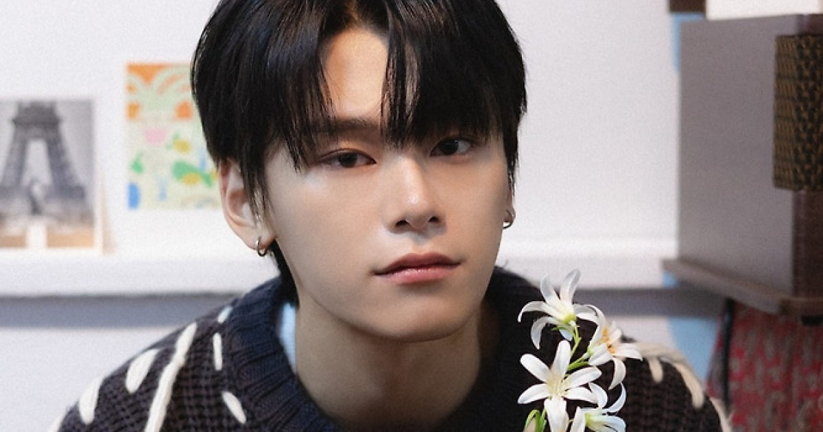차우민 흰 꽃을 들고 있는 인물 화보