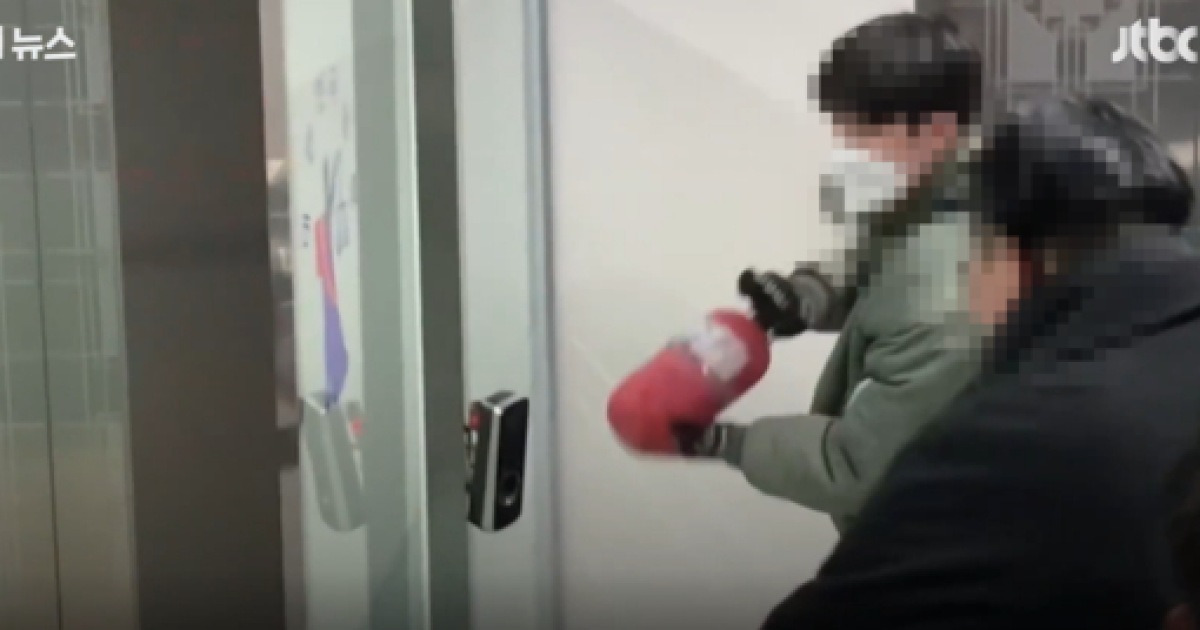 [단독] 녹색점퍼男 옆 'MKGA 모자男'…법원 난입 공모 여부 캔다