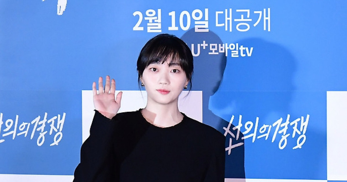 [포토] 배우 오우리 '시사회 마치고 첫 인사'