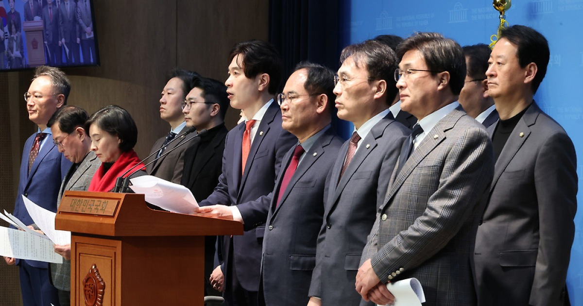 국민의힘 초선 44명 “내란 정당, 민주당 정당 해산 고려해야”