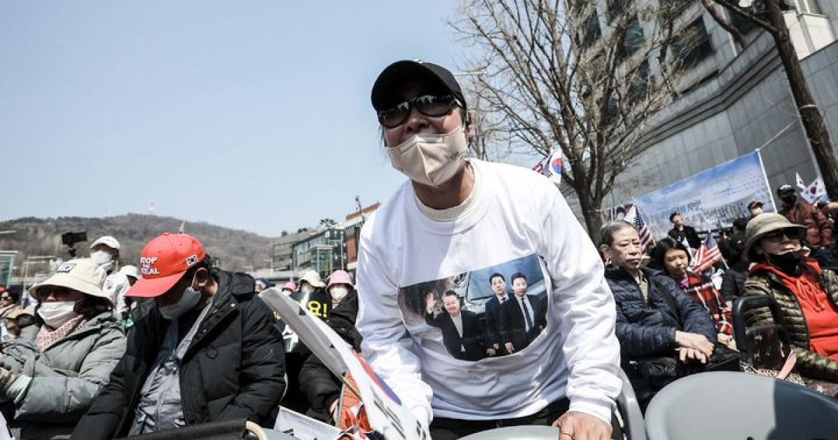 탄핵 인용 소식에 소리치는 탄핵반대 참가자