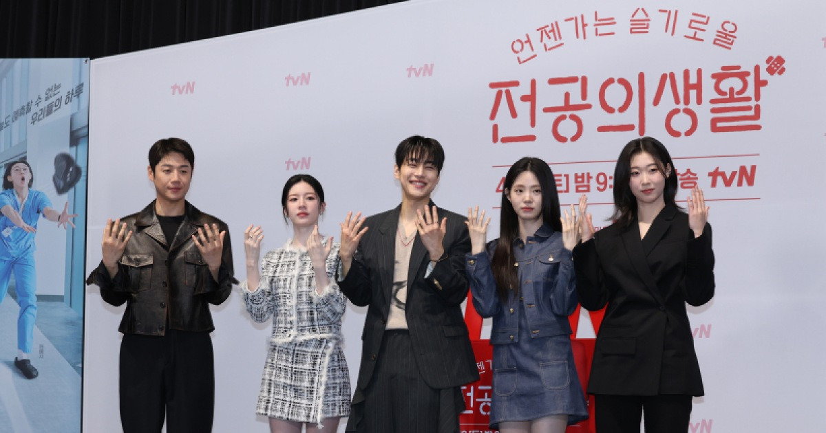 기자간담회·제작발표회 | [포토] '언슬생' 주역들, 의학 드라마 시그니처 포즈