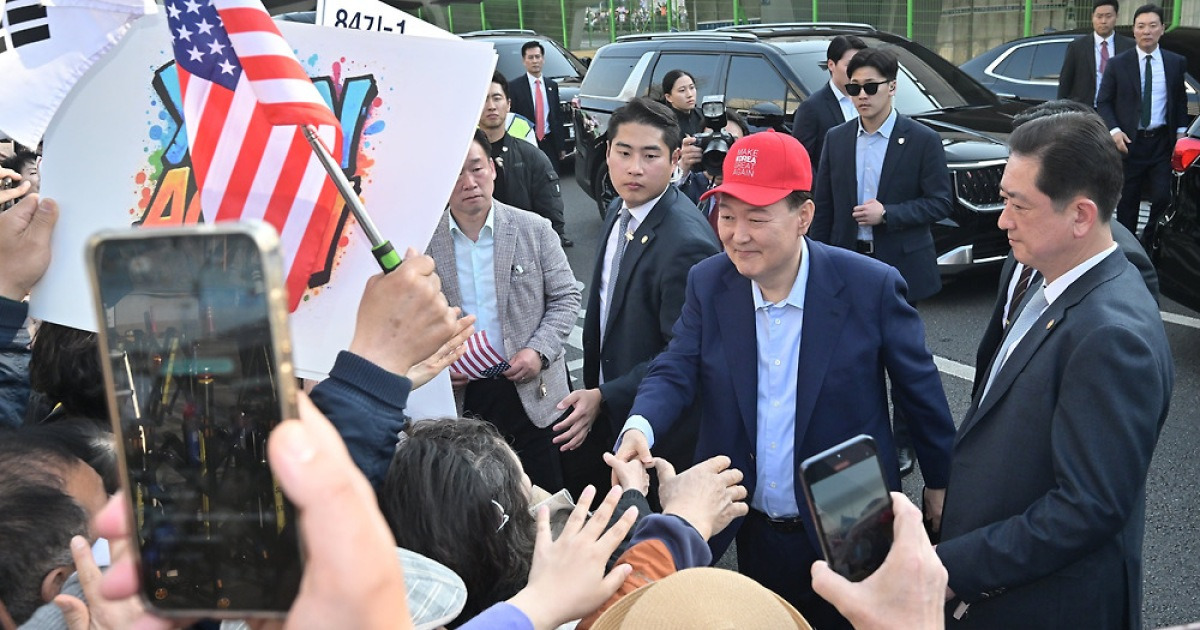 한남동 관저 밖 지지자 2000명 “윤 어게인”…尹, 빨간 MKGA 모자도 써