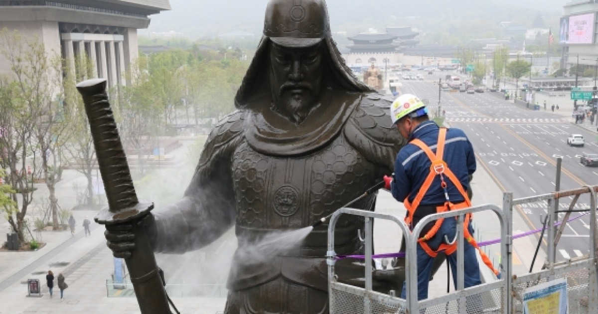 세종대왕님·이순신 장군님 봄맞이 목욕하십니다