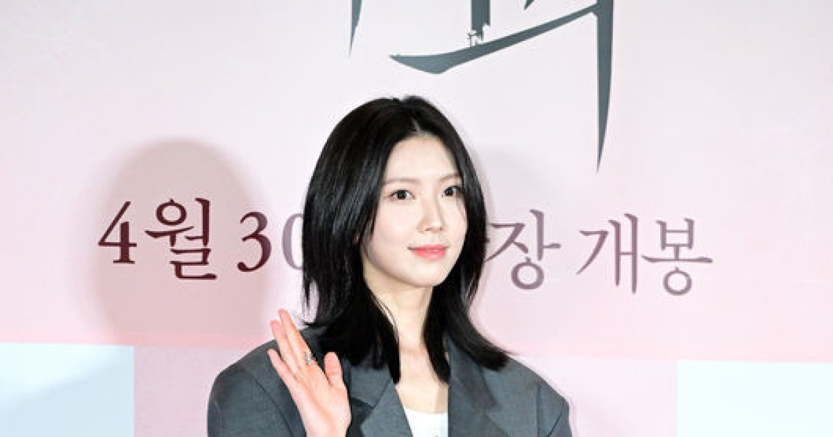 하서윤, '빛나는 손인사' [사진]