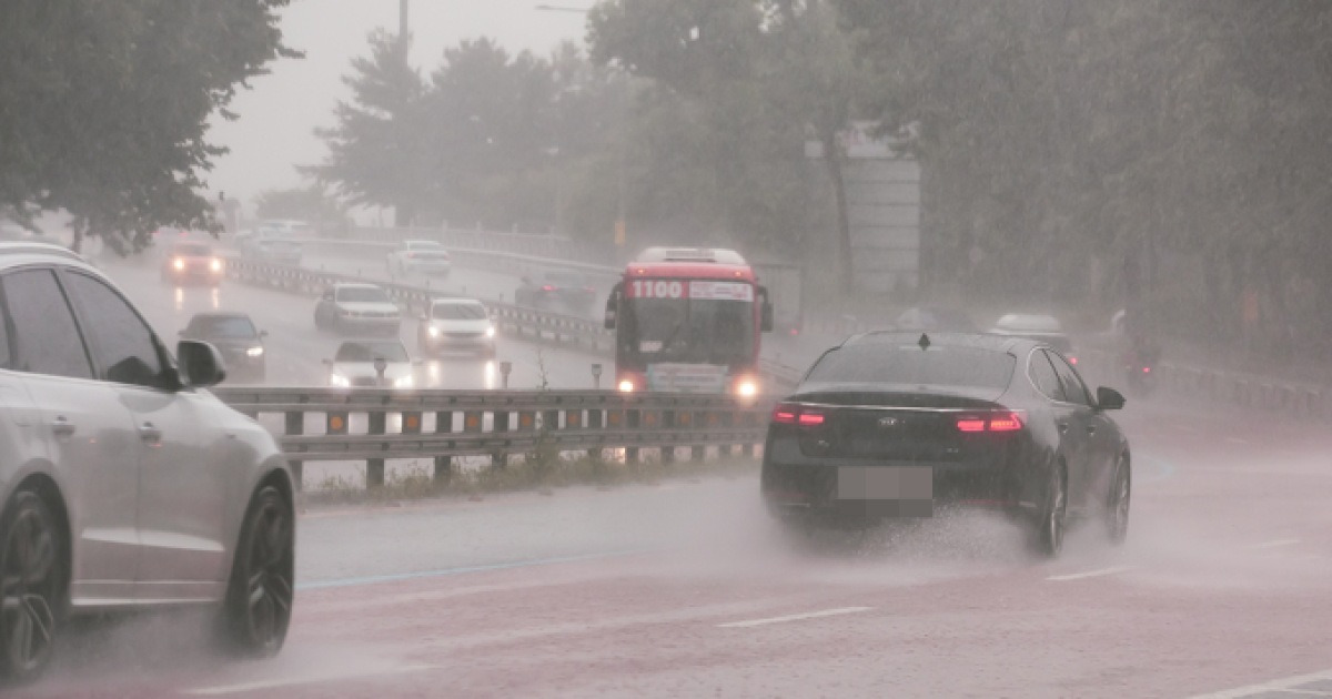 Tomorrow's Rainy, Windy Day: 15°C Day & Night - News Directory 3