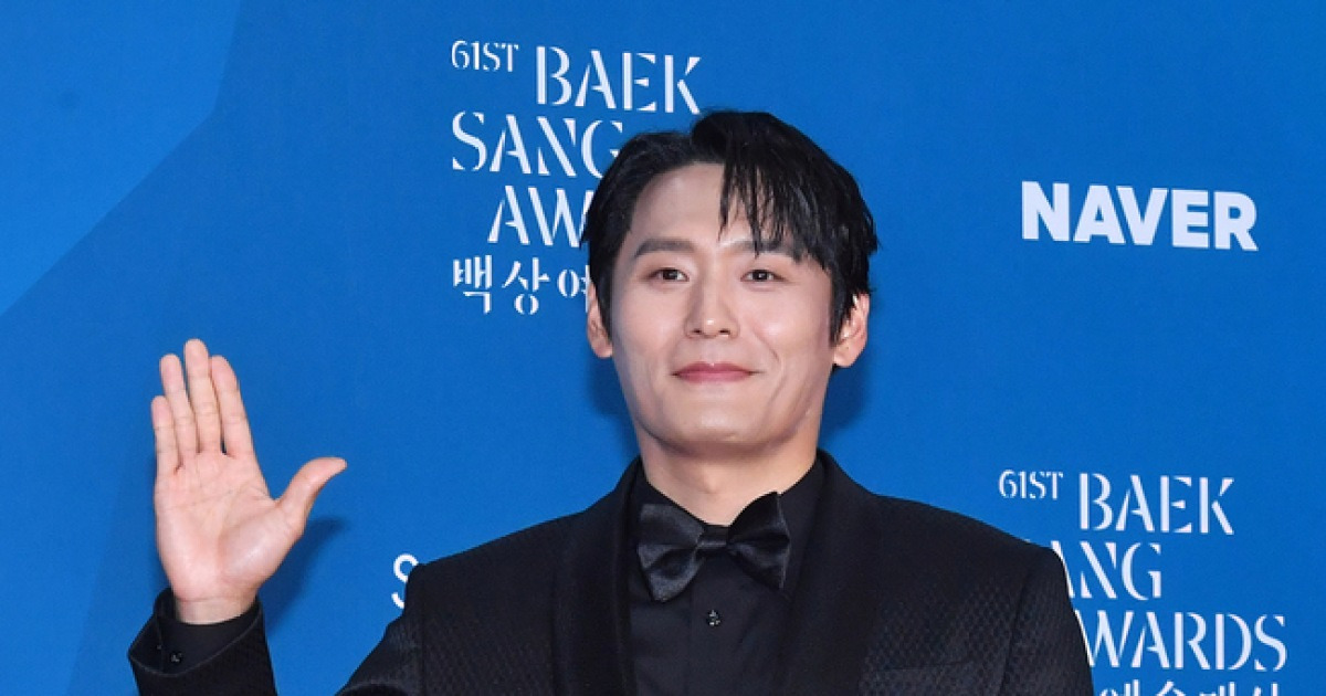 학씨 아저씨 상 받았다 ‘폭싹’ 최대훈 조연상 “자꾸 눈물나, 마음 만선 이뤄” [백상예술대상]