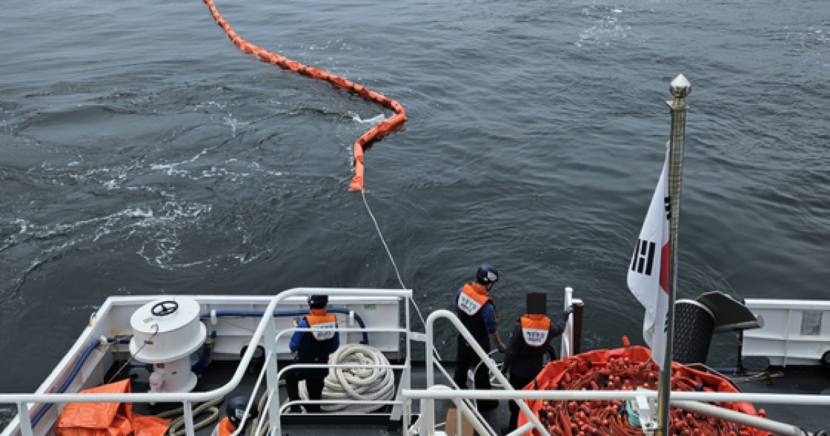 Fuel spill from Navy ship off south coast prompts extensive containment ...