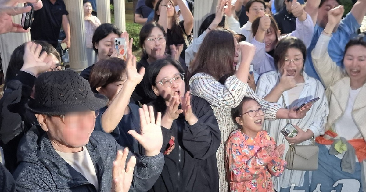 이재명 아파트 환호 사진