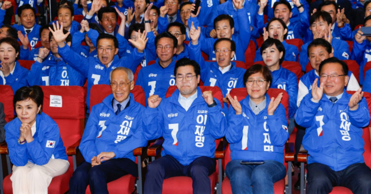여당 출구조사 환호