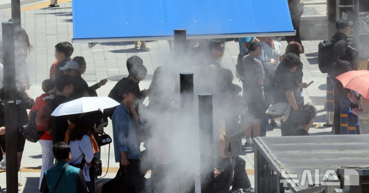 市民は暑い気候で日陰の下に集まりました [뉴시스Pic]