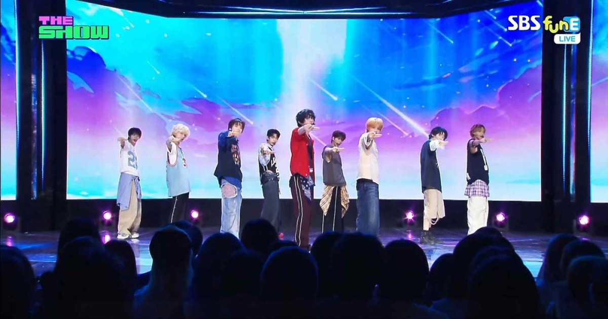 아홉(AHOF), '더쇼' 첫 출격…1위 트로피까지 수집