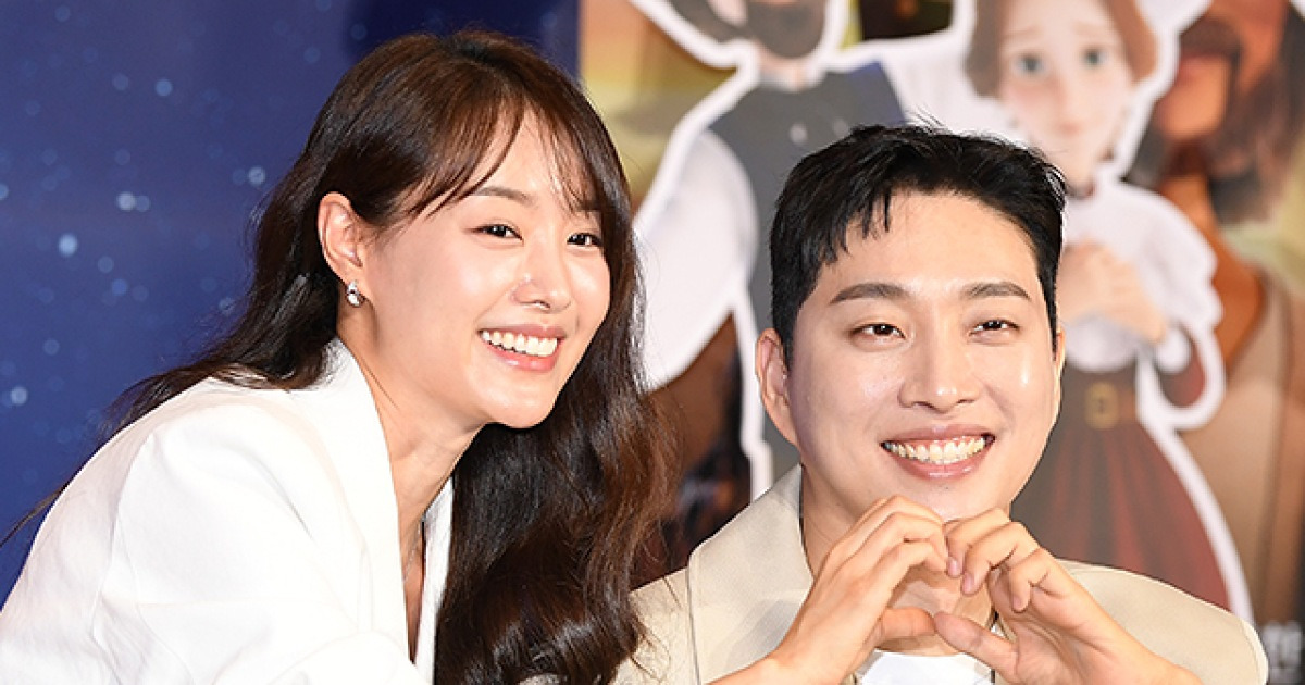 공식 행사에서 인사하는 유튜버 박위